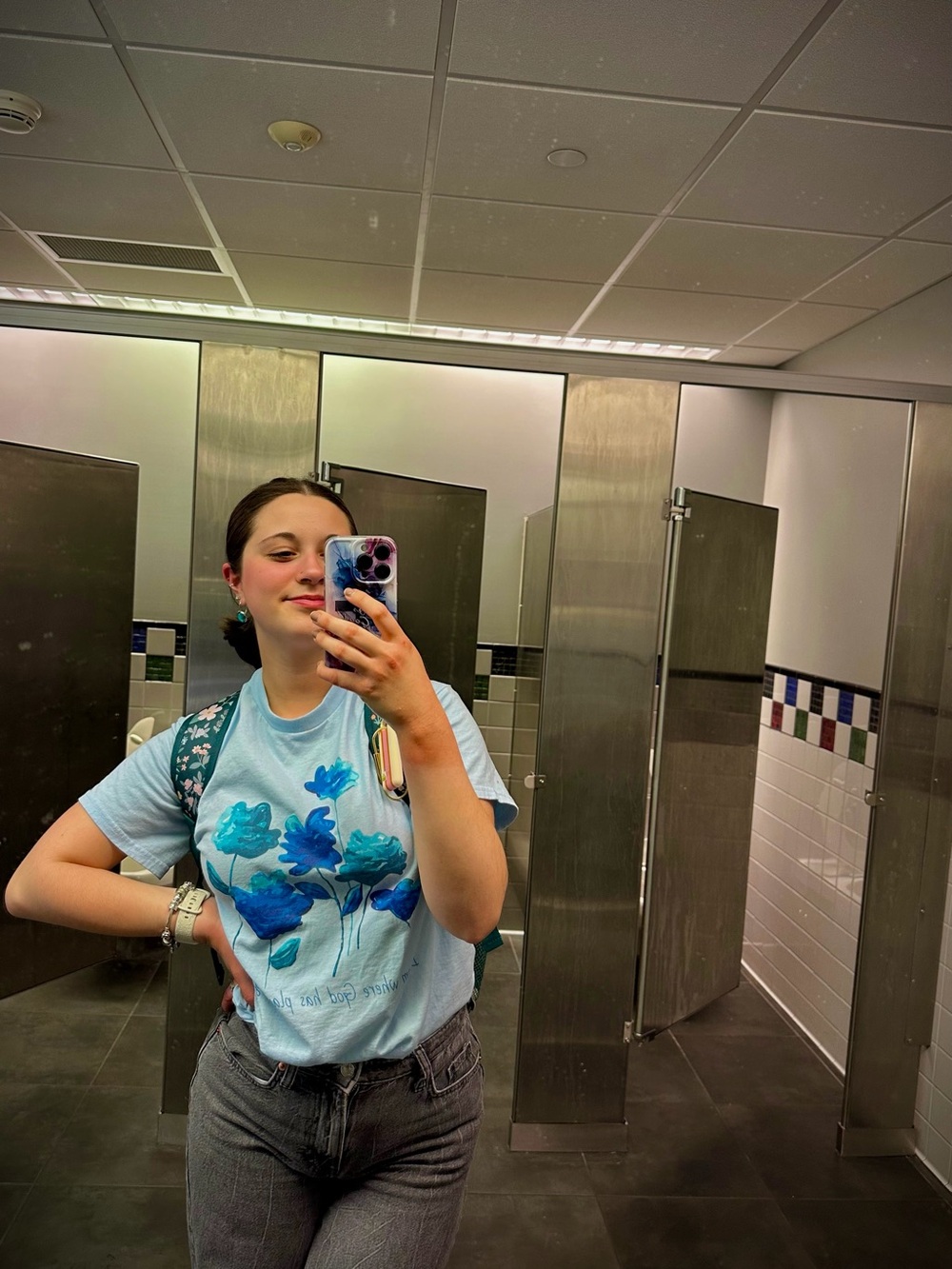 Medium Gildan floral tee